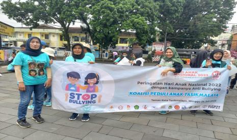  Koalisi Peduli Anak Tasikmalaya menggelar kampanye anti-bullying di Taman Kota Tasikmalaya, Ahad (24/7/2022). 