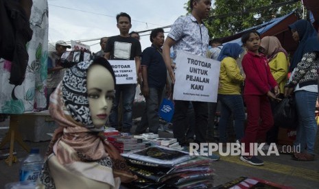 Koalisi Pejalan Kaki melakukan aksi Tamasya Trotoar Tanah Abang Jalan Jati Baru Raya, Jakarta, Jumat (29/12). 