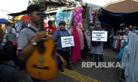 Koalisi Pejalan Kaki melakukan aksi Tamasya Trotoar Tanah Abang Jalan Jati Baru Raya, Jakarta, Jumat (29/12).