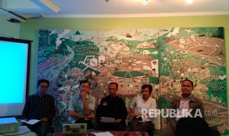 Coalision to Save Jakarta Bay (KSTJ) hoped Jakarta's government would stop the Jakarta Bay reclamation to honour the Administrative Court verdict, Walhi Building, Tuesday (March 21), 