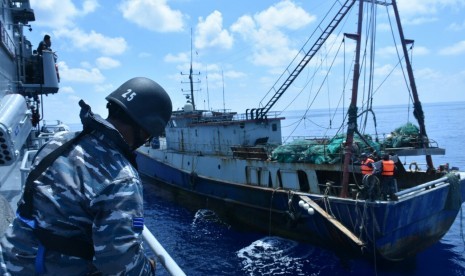 Koarmabar TNI AL melakukan penangkapan terhadap Kapal Cina Han Tan Cou 19038 di Laut Natuna, Kepulauan Riau pada Jumat (17/6).