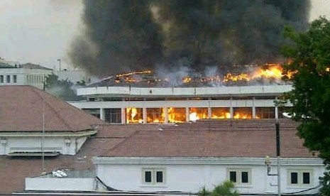 Kobaran api dan asap hitam terlihat menjalar di Gedung Sekretariat Negara di Kompleks Istana pada Kamis (21/3)