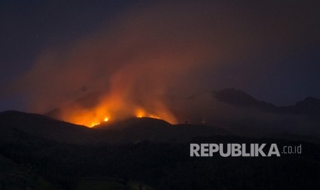 Kobaran api kebakaran hutan di Gunung Merbabu terlihat dari Selo, Boyolali, Jawa Tengah, Jumat (13/9/2019). 