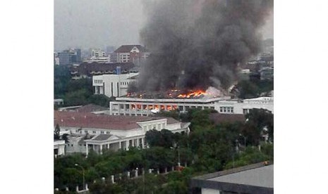 Kobaran api membakar Gedung Sekretariat Negara di Kompleks Istana, Jakarta, Kamis (21/3).