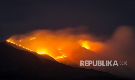 Kobaran api membakar hutan di kawasan puncak Gunung Merbabu terlihat dari Selo, Boyolali, Jawa Tengah, Kamis (12/9/2019).