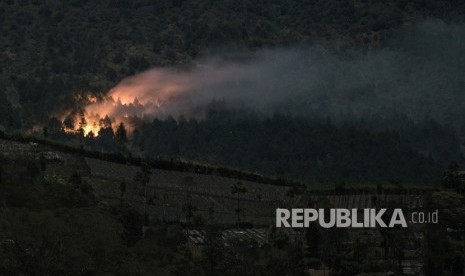 Kobaran api yang membakar hutan pinus di lereng bagian timur Gunung Slamet pada petak 58a, terlihat dari Desa Serang, Karang Reja, Purbalingga, Jateng, Kamis (12/9/2019).