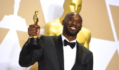 Kobe Bryant dengan Piala Oscar.