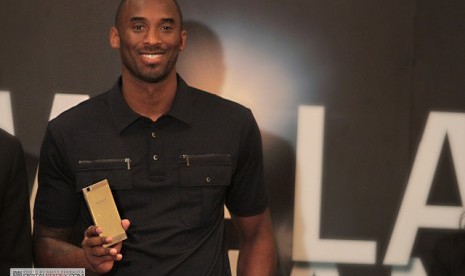 Handuk Kobe Bryant yang dipakai dalam pidato perpisahan di NBA pada 2017 terjual Rp 541 Juta.