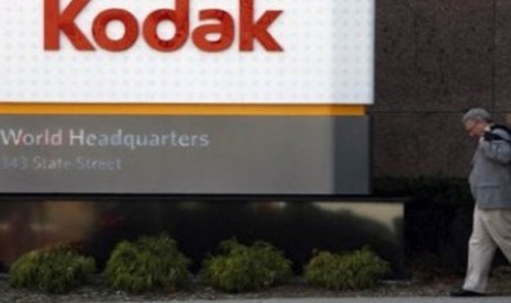 Saham perusahaan multinasional Eastman Kodak Co turun sekitar 40 persen pada Senin (10/8), mencatatkan penurunan terburuk dalam satu hari. Penurunan terjadi satu hari setelah pemerintah Amerika Serikat (AS) memblokir pinjaman 765 juta dolar AS kepada perusahaan karena dugaan fraud oleh para eksekutif.