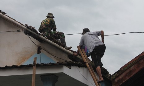 Kodim 0824 melaksanakan karya bakti bersama Polri, relawan dan masyarakat pasca bencana puting beliung di Mumbulsari. Jember.