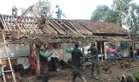 Rumah warga yang rusak akibat angin puting beliung (ilustrasi) 