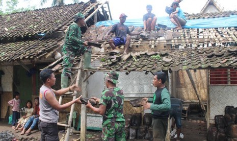 Kodim 0824 melaksanakan karya bakti bersama Polri, relawan dan masyarakat pasca bencana puting beliung di Mumbulsari. Jember.