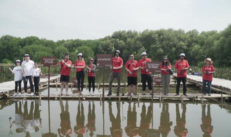 KoinWorks, neobank pertama untuk UMKM di Indonesia, menggelar acara penanaman pohon mangrove dengan tema Planting the Future, Transforming Lives. Acara yang diadakan di Pantai Indah Kapuk pada Jumat lalu merupakan kontribusi yang signifikan terhadap visi KoinWorks untuk menuju Fintech net-0 guna mengurangi emisi karbon dan bertujuan pada keberlanjutan finansial dan lingkungan.