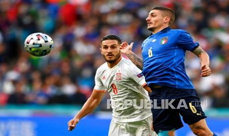 Gelandang Italia Marco Verratti (kanan) dalam pertandingan semifinal kejuaraan sepak bola Euro 2020 antara Italia dan Spanyol di Stadion Wembley di London, Inggris, Rabu (7/7) dini hari WIB.