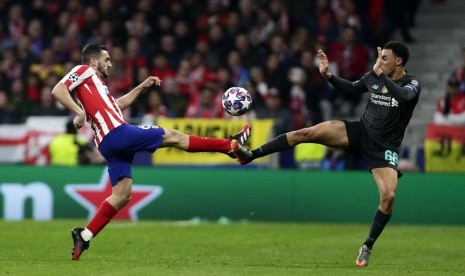   Koke (kiri) dan Trent Alexander-Arnold (kanan) berebut bola pada pertandingan pertama Liga Champions UEFA antara Atletico Madrid dan Liverpool FC di Wanda Metropolitano di Madrid, Spanyol, (18/2/2020).(AP/Manu Fernandez)