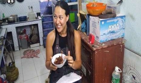 Koki asal London keturunan Indonesia-Australia, Lara Lee ketika belajar memasak rendang