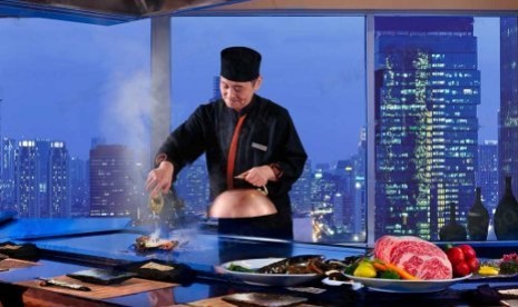 Koki Teppanyaki Kahyangan sedang beraksi 