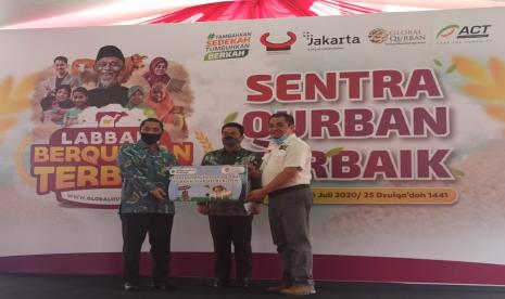 Kolabirasi BSB bersama ACT.   Direktur Utama Bank Syariah Bukopin Dery Januar bersama Wakil Gubernur DKI Jakarta Ahmad Riza Patria dan Presiden Direktur ACT Ibnu Khajar (kiri ke kanan) dalam peluncuran sinergi BSB dengan ACT dalam penyaluran kurban nasabah BSB.