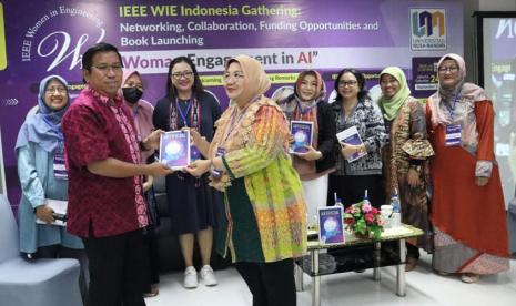 Kolaborasi IEEE WIE dan UNM luncurkan buku yang mengulas artificial intelligence.