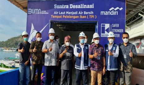 Kolaborasi Indra Karya dan Bank  Mandiri menyalurkan bantuan Rp 2,1 miliar untuk menghadirkan air bersih di Labuan Bajo, Jumat (15/10).