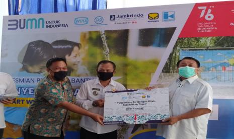 Kolaborasi lima BUMN -- PT Wijaya Karya (Persero) Tbk, PT PP (Persero) Tbk, PT Jamkrindo, PT Indra Karya (Persero) dan PT Brantas Abipraya (Persero) -- membantu kebutuhan air bersih warga Desa Cidadap, Kecamatan Simpenan, Sukabumi, melalui  program Smart Water System.  