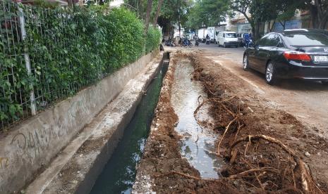 Kolakan yang dibangun untuk meminimalisasi banjir di Green Garden, Jakarta Barat.