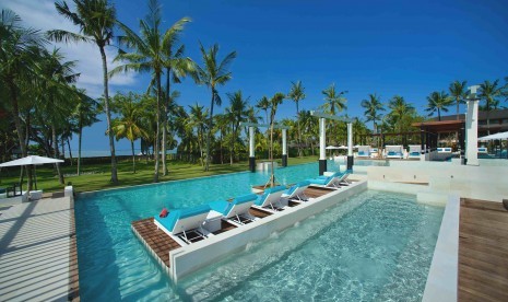 Kolam renang di Club Med Resort Bali dengan pemandangan menghadap laut.