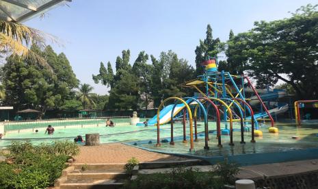 Kolam renang di Gunungputri, Kabupaten Bogor masih sepi dari pengujung.