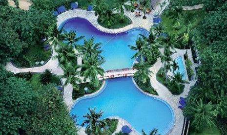 Kolam renang Hotel Shangri-La Jakarta.