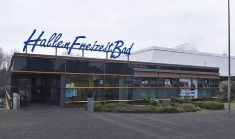 Kolam renang indoor di Bornheim, Jerman barat.