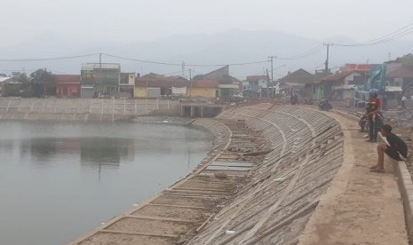 Kolam retensi di Kampung Cienteung, Kelurahan Baleendah, Kabupaten Bandung telah beroperasi untuk menampung luapan air sungai Citarum, Senin (5/11). Namun sebagian warga masih khawatir banjir masih terjadi.