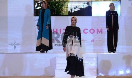 Koleksi abaya Vivi Zubedi untuk HijUp.com.