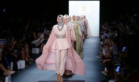 Koleksi Anniesa Hasibuan di panggung New York Fashion Week, (12/9). Anniesa menjadi perancang pertama yang menampilkan rancangan yang sepenuhnya menggunakan hijab.