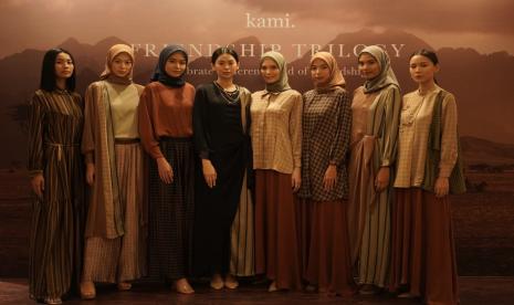 Koleksi baru jenama pakaian modest Kami untuk Hari Raya 2022 bertema Friendship Trilogy. Untuk busana Lebaran, Kami mengandalkan sarimbit.