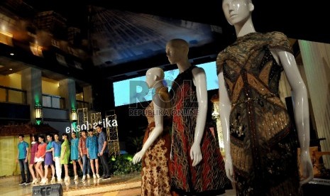 Koleksi batik Danar Hadi ditujukan bagi semua kalangan, tua hingga muda.