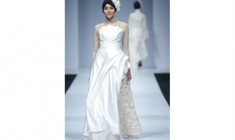 Koleksi busana pengantin Risty Tagor di Jakarta Fashion Week.