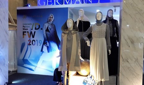 Koleksi busana terbaru Shafira yagn dipamerkan di Indonesia Fashion Week 2019.