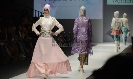 Koleksi Dian Pelangi pada Jakarta Fashion Week, Ahad (25/10). Sebanyak 230 desainer ikut serta dalam ajang pergelaran mode di Jakarta tahun ini.