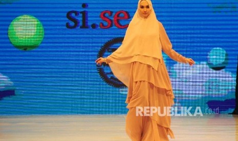 Koleksi khimar atau kerudung panjang terbaru Si.Se.Sa diperlihatkan dalam pergelaran busana, (10/2), di Jakarta.