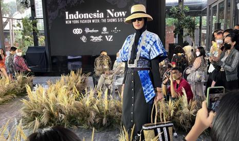 Koleksi Vivi Zubediyang akan tampil di acara The Show road to New York Fashion Week Spring/Summer 2023. 