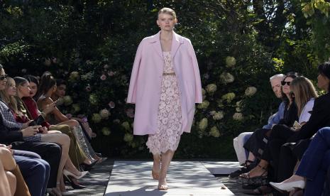  Koleksi Spring/Summer 2022 Michael Kors diperagakan di Pekan Mode di New York, Jumat (10/9).