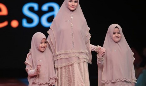 Koleksi terbaru label busana Muslim syar'i Si.Se.Sa yang dipamerkan dalam show tunggal di Jakarta, Selasa (19/3).