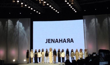 Koleksi terbaru Jenahara yang diambil dari motif Indian Navajo yang diperlihatkan di Indonesia Fashion Week.