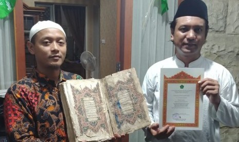 Kolektor dan pencinta manuskrip Nusantara asal Sidoarjo, Jawa Timur, Erwin Dian Rosyidi menyerahkan sembilan mushaf dan manuskrip kuno ke Bayt Alquran dan Musemum Istiqlal (BQMI) Lajnah Pentashihan Mushad Alquran (LPMQ) Kementerian Agama.