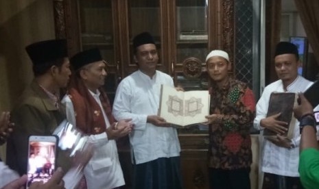 Kolektor dan pecinta manuskrip Nusantara asal Sidoarjo, Jawa Timur, Erwin Dian Rosyidi menyerahkan sembilan mushaf dan manuskrip kuno ke Bayt Alquran dan Musemum Istiqlal (BQMI) Lajnah Pentashihan Mushad Alquran (LPMQ) Kementerian Agama.