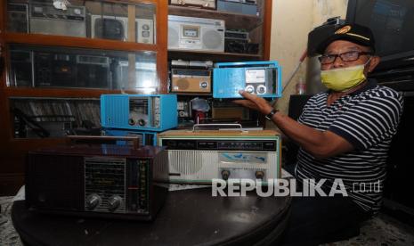 Kolektor radio lawas Sutrisno menunjukan radio lawas koleksinya di Jatinom, Klaten, Jawa Tengah, Kamis (23/9/2021). Berbagai jenis koleksi radio lawas yang dikumpulkan sejak tahun 2005 itu kini menjadi barang incaran para kolektor yang memiliki harga jual tinggi dari Rp350 ribu hingga Rp1,5 juta tergantung jenis, kondisi radio dan tahun produksinya.