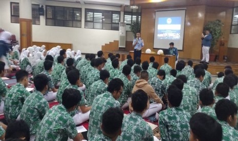 Kolonel ADM Amiruddin Laupe, S.Sos., MM. dari direktorat Bela Negara Kemenhan RI jadi narasumber dalam seminar kebangsaan dengan mengangkat tema tentang Penanaman Nilai-nilai Dasar Bela Negara.  