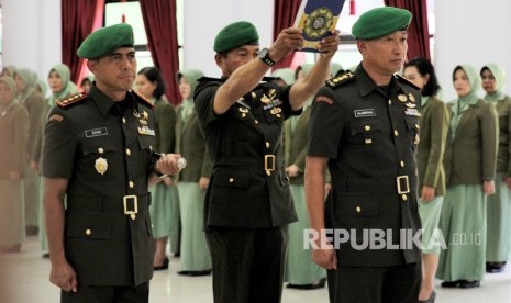 Kolonel Kav Hendi Suhendi (kiri) menyaksikan Kolonel Inf Alamsyah (kanan) diambil sumpahnya sebagai Komandan Kodim 1417 Kendari saat upacara serah terima jabatan di Aula Tamalaki Korem 143 Haluoleo, Kendari, Sulawesi Tenggara, Sabtu (12/10/2019).