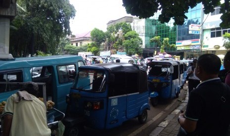 Kolong Flyover jadi tempat mangkal angkutan umum dan ojol yang parkir sembarangan.