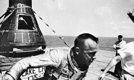 Komandan Angkatan Laut Alan Bartlett Shepard Jr menjadi astronaut Amerika pertama yang melakukan perjalanan ke luar angkasa. 